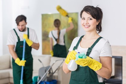 Reinigungskräfte bei der Arbeit
