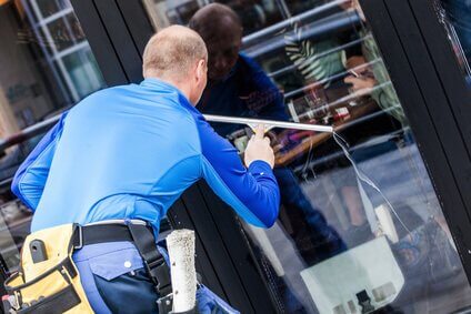 Gebäudereiniger putzt Fenster