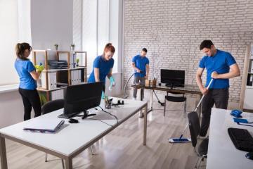 Reinigungskräfte bei der Reinigung von Büros und Geschäftsräumen